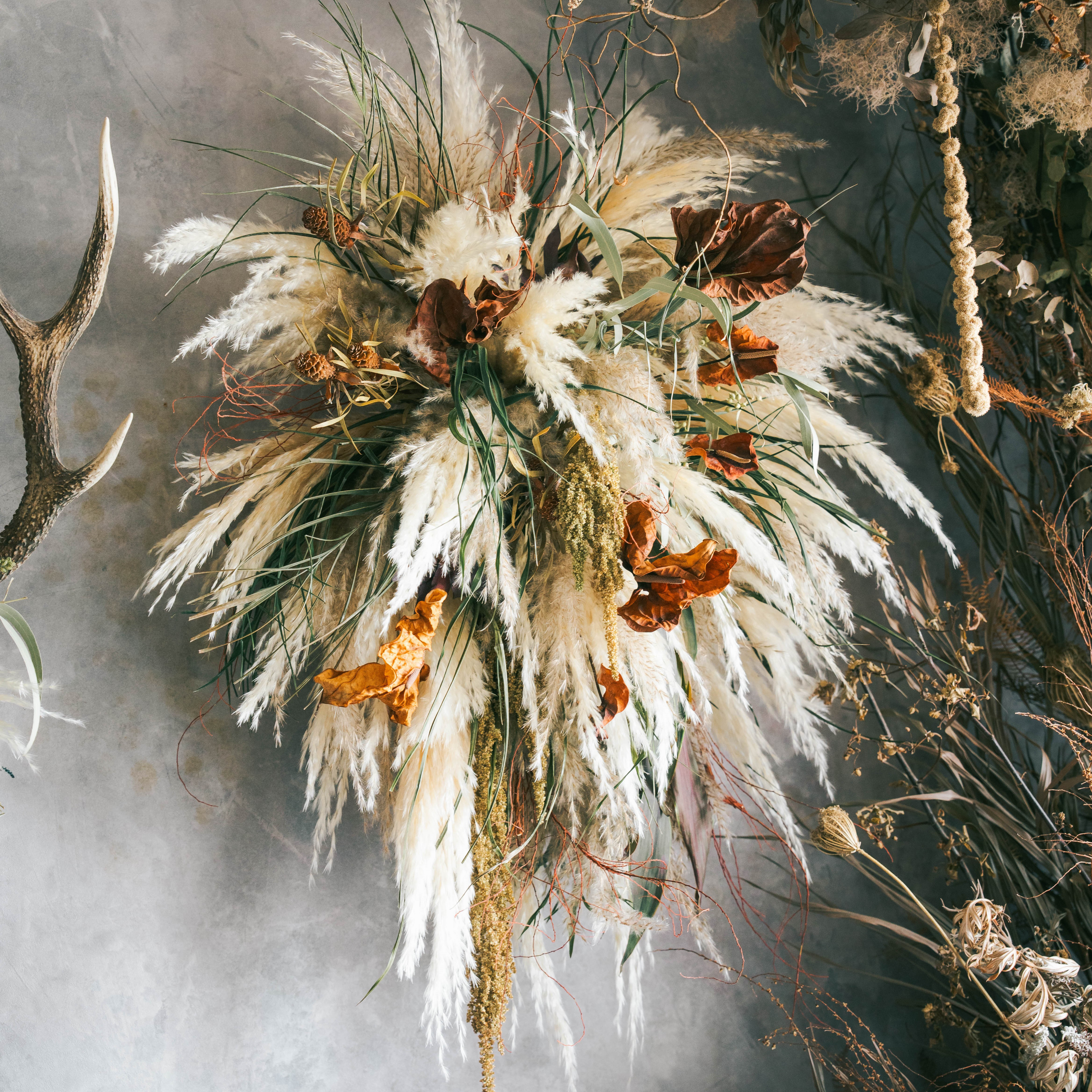 ドライフラワーのドロップ型壁掛け