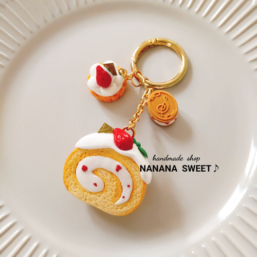 ハンドメイドロールケーキフェイクスイーツチャームキーホルダーいちご