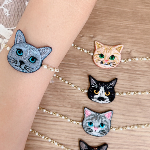 猫さん刺繍とパールのシンプルブレスレット その他アクセサリー
