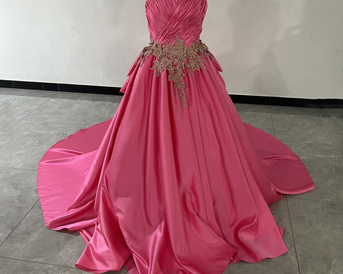 【Mac Duggal】フラワー付きピンクのストラップレスサテンドレス ○Mac Duggal○3Dフラワー ストラップレス サテンドレス (Mac