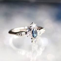 サファイアシルバーリング レアカラー】幻のサファイア 弱蛍光バイカラーウィンザー