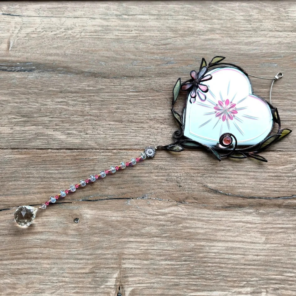 ステンドグラスのハートのサンキャッチャー