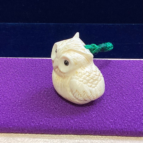 天然素材牙彫刻フクロウ根付け新品シルクの紐を付けています☆ー☆(*'▽'*) ☆象牙小根付 正絹紐 フクロウ（作家物）Y-1 ※※ キーホルダー
