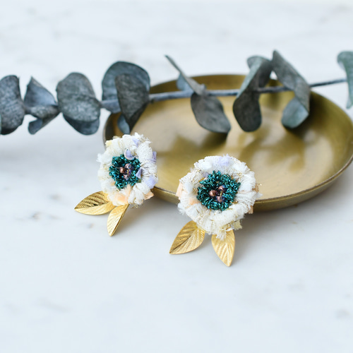 あき ガーベラタッセルピアス・イヤリング ホワイトグリーン ピアス 