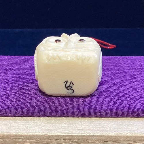 天然素材牙彫刻フクロウ根付け新品3.3x2.6cm 天然素材牙彫刻フクロウ根付け新品2.68x2.4cm ふくろう 根付」の