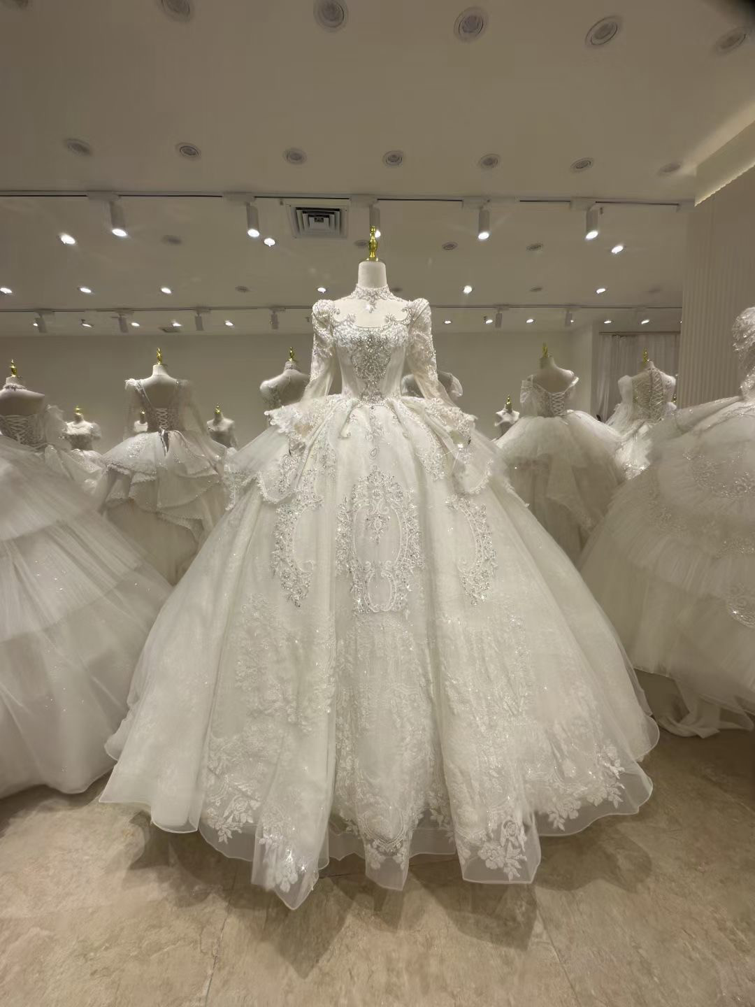 豪華！たっぷりビジュー　エレガントなシルエット　きらきら　グリッター　華やかトレーン　長袖フレアースカートウェディングド 35,737円