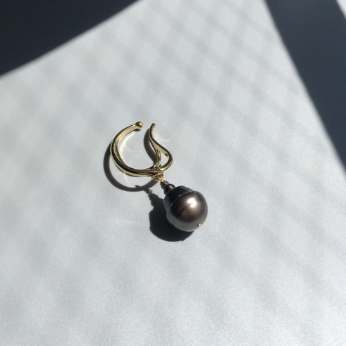 一点もの】大粒タヒチ黒蝶バロックパールのイヤーカフ【片耳