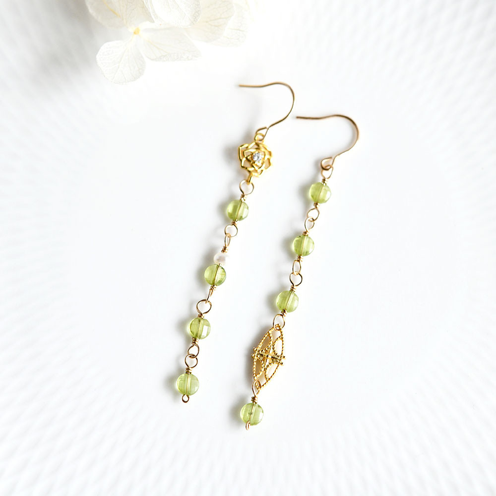 幸せ、夫婦間の愛、平和 太陽の石　薔薇とペリドットの非対称ピアス /イヤリング可　8月誕生石