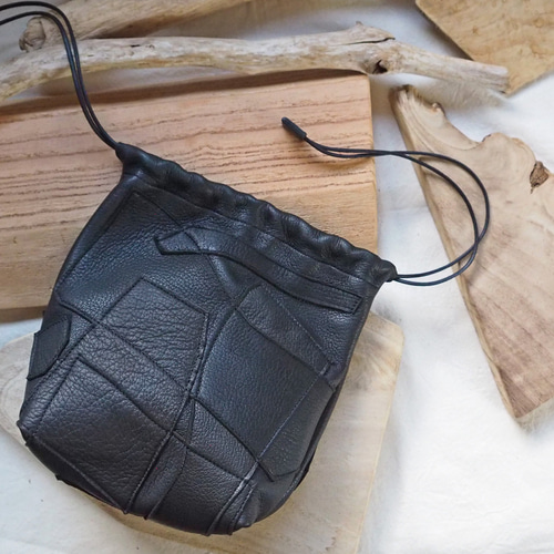 持ち方イロイロ、レザー巾着バッグ 色んなトーンの黒い革でパッチ