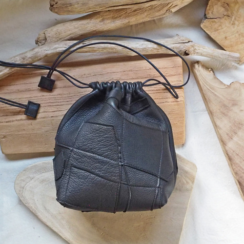 持ち方イロイロ、レザー巾着バッグ 色んなトーンの黒い革でパッチ