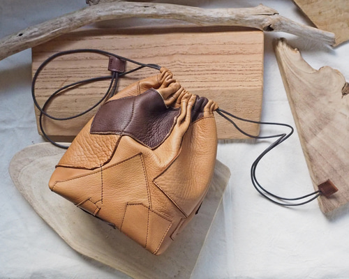 持ち方イロイロ、レザー巾着バッグ ナチュラルカラーのレザーをベース