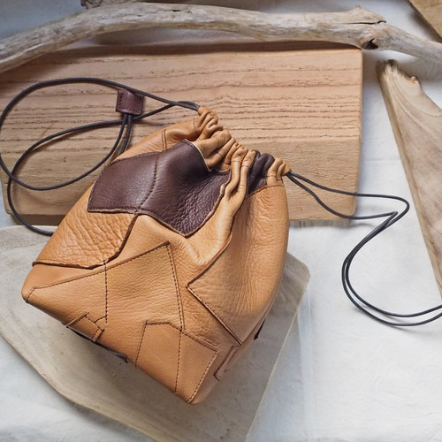 持ち方イロイロ、レザー巾着バッグ ナチュラルカラーのレザーをベース