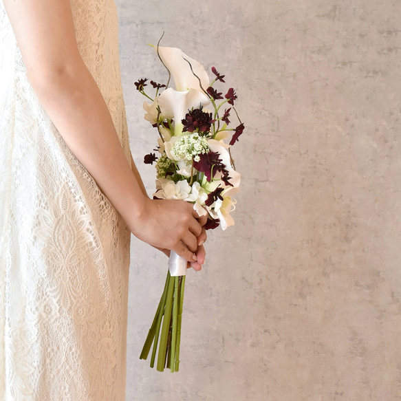 【受注制作】カラーとボルドーのオンシジウム 縦長のアームブーケ（アーティフィシャル）ウェディング 前撮り 和装 ‥…━…‥ 受注制作 ウェディング 前撮り アーティフィシャルフワラー