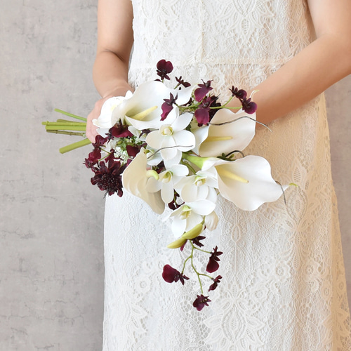 ブートニア付き】カラーとボルドーのオンシジウム 縦長のアームブーケ