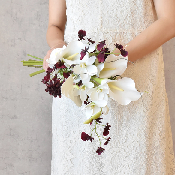 【受注制作】カラーとボルドーのオンシジウム 縦長のアームブーケ（アーティフィシャル）ウェディング 前撮り 和装 ‥…━…‥ 受注制作 ウェディング 前撮り アーティフィシャルフワラー