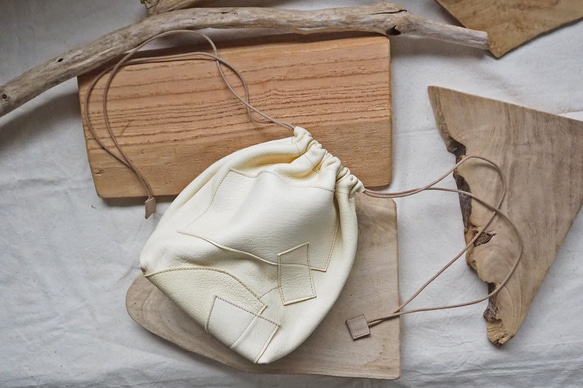 持ち方イロイロ、レザー巾着バッグ　アイボリーホワイトのパッチワーク仕様(アイボリー) 0㎝