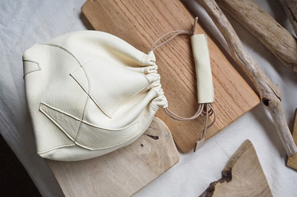 持ち方イロイロ、レザー巾着バッグ　アイボリーホワイトのパッチワーク仕様(アイボリー) 0㎝