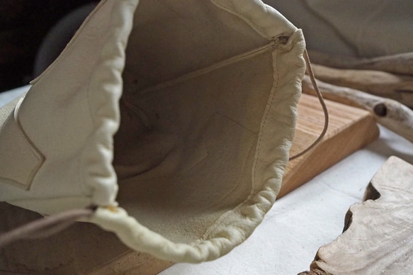 持ち方イロイロ、レザー巾着バッグ　アイボリーホワイトのパッチワーク仕様(アイボリー) 0㎝