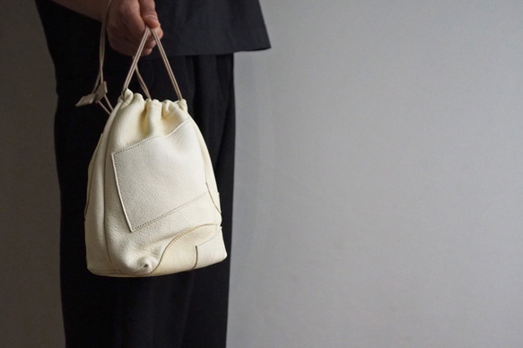 持ち方イロイロ、レザー巾着バッグ　アイボリーホワイトのパッチワーク仕様(アイボリー) 0㎝