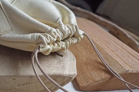 持ち方イロイロ、レザー巾着バッグ　アイボリーホワイトのパッチワーク仕様(アイボリー) 0㎝