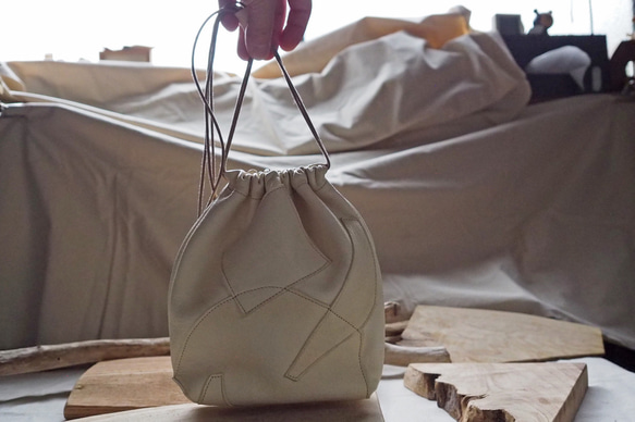 持ち方イロイロ、レザー巾着バッグ　アイボリーホワイトのパッチワーク仕様(アイボリー) 0㎝