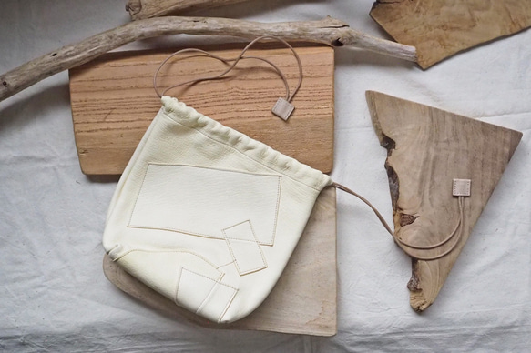 持ち方イロイロ、レザー巾着バッグ　アイボリーホワイトのパッチワーク仕様(アイボリー) 0㎝