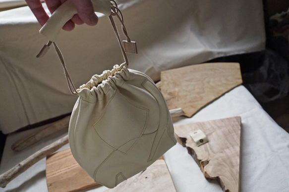 持ち方イロイロ、レザー巾着バッグ　アイボリーホワイトのパッチワーク仕様(アイボリー) 0㎝