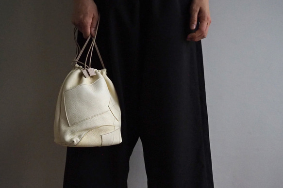 持ち方イロイロ、レザー巾着バッグ　アイボリーホワイトのパッチワーク仕様(アイボリー) 0㎝