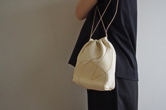 持ち方イロイロ、レザー巾着バッグ　アイボリーホワイトのパッチワーク仕様(アイボリー) 0㎝