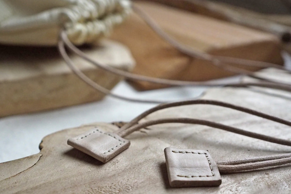 持ち方イロイロ、レザー巾着バッグ　アイボリーホワイトのパッチワーク仕様(アイボリー) 0㎝