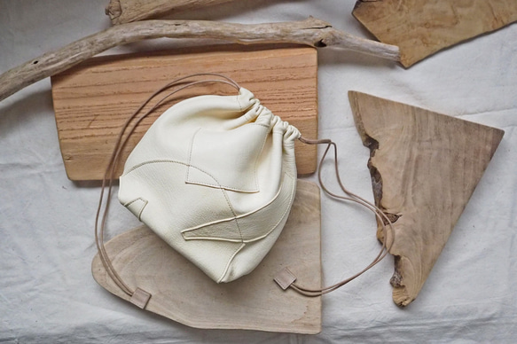 持ち方イロイロ、レザー巾着バッグ　アイボリーホワイトのパッチワーク仕様(アイボリー) 0㎝