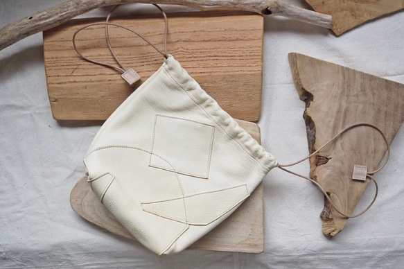 持ち方イロイロ、レザー巾着バッグ　アイボリーホワイトのパッチワーク仕様(アイボリー) 0㎝