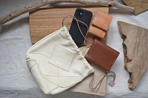 持ち方イロイロ、レザー巾着バッグ　アイボリーホワイトのパッチワーク仕様(アイボリー) 0㎝