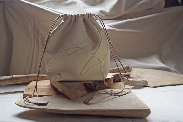 持ち方イロイロ、レザー巾着バッグ　アイボリーホワイトのパッチワーク仕様(アイボリー) 0㎝