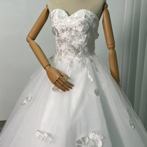 送料無料！ウエディングドレス 3D立体レース刺繍 ベアトップ オフ  