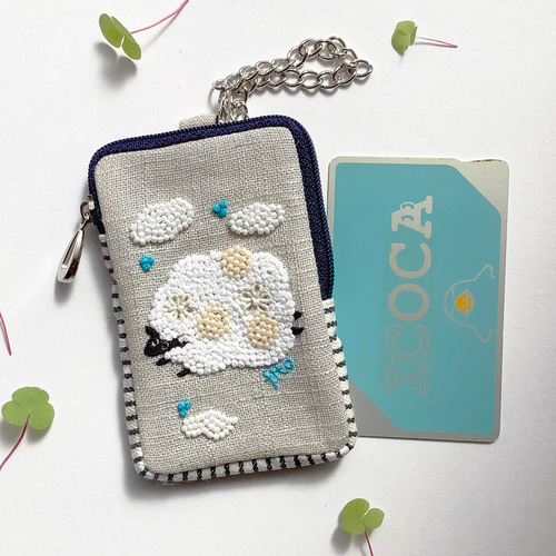 手刺繍パスケース「ふわふわヒツジ」 ICカードポーチ。 パス