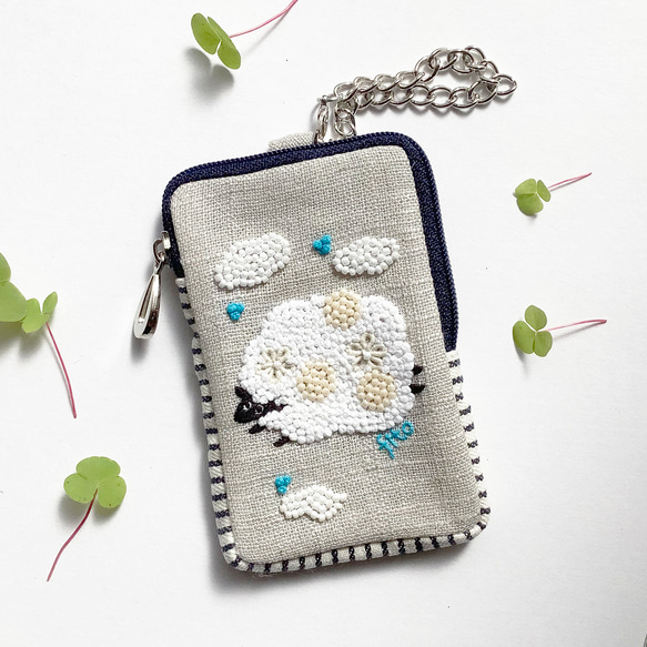 手刺繍パスケース「ふわふわヒツジ」 ICカードポーチ。 パスケース