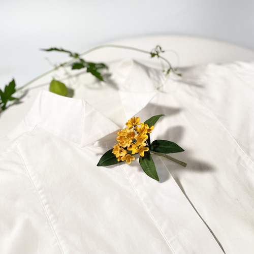 布花心安らぐ豊かな香り。金木犀のコサージュ コサージュ 布花工房