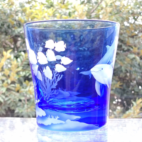 花瓶　サンドブラスト作品 ワケあり】｢イルカと珊瑚 A」 サンドブラスト オールドグラス 青藍