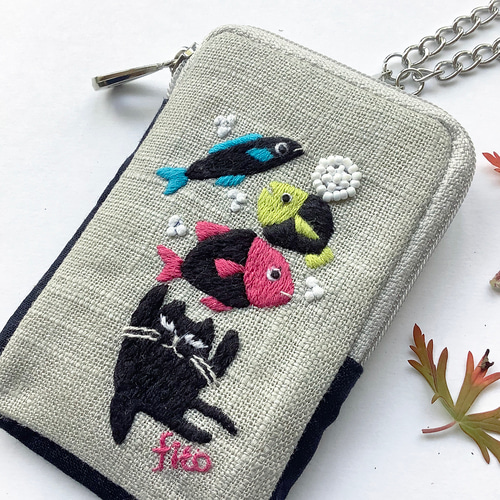 手刺繍パスケース「サカナ持ち上げネコBK」 ICカードポーチ。 パス