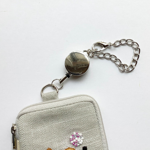 手刺繍パスケース「サカナ持ち上げネコBK」 ICカードポーチ。 パス