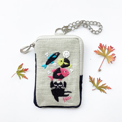 手刺繍パスケース「サカナ持ち上げネコBK」 ICカードポーチ。 パス