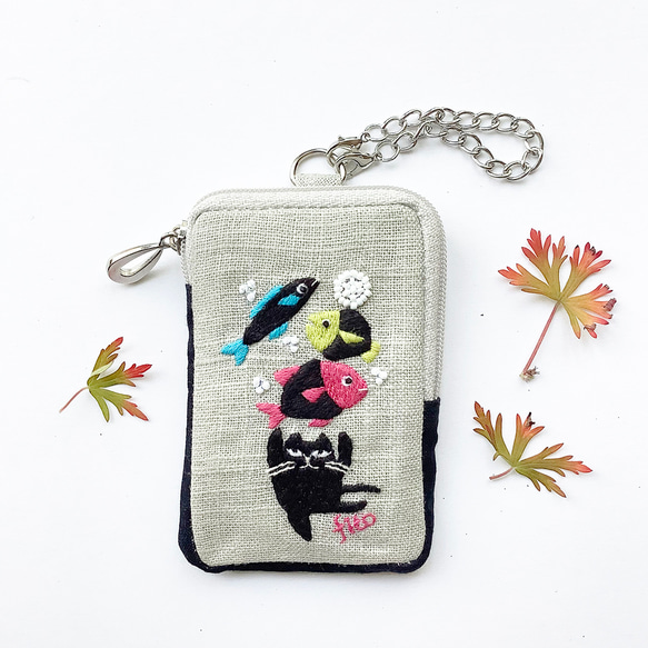 手刺繍パスケース「サカナ持ち上げネコBK」 ICカードポーチ。 パス