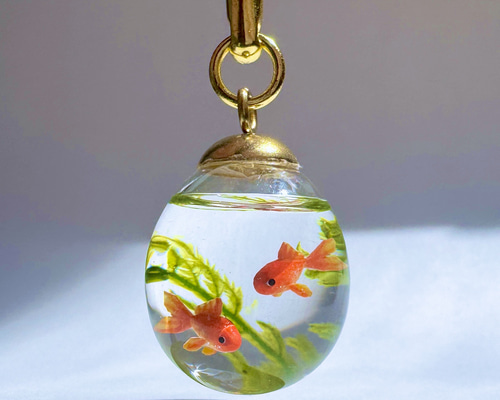 帯飾り　「金魚切子」　根付　ストラップ　キーホルダー 再販】硝子の金魚玉（和金二匹） 根付 ストラップ 帯飾り