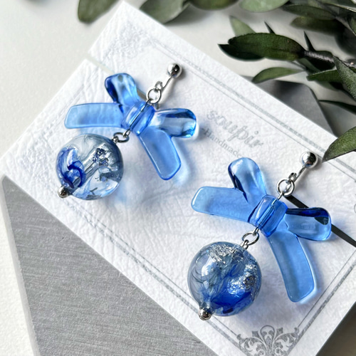 揺れるコバルトブルーリボンのレジンボールピアス/イヤリング