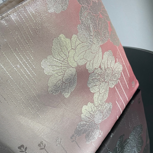 帯リメイクバッグ 銀の椿ピンクとシルバー Mサイズ 和装バッグ トート