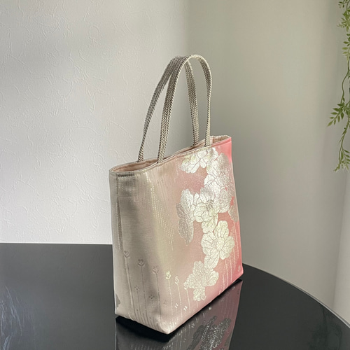 帯リメイクバッグ 銀の椿ピンクとシルバー Mサイズ 和装バッグ トート