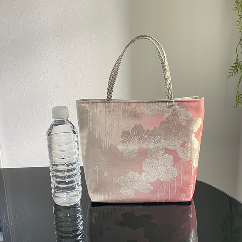 帯リメイクバッグ 銀の椿ピンクとシルバー Mサイズ 和装バッグ トート