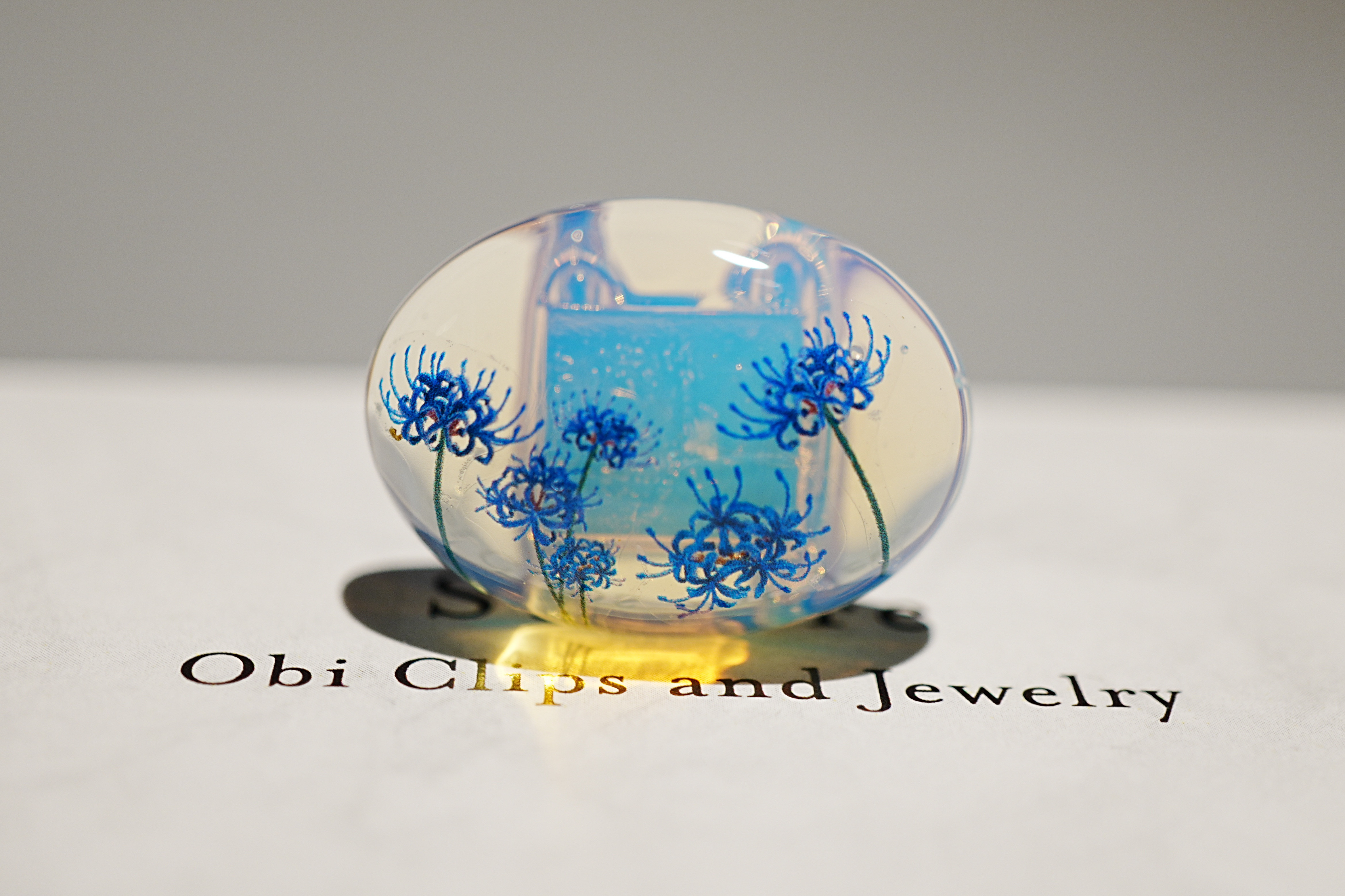 天然石オパールと青い彼岸花の帯留め　ポニーフック ブローチ