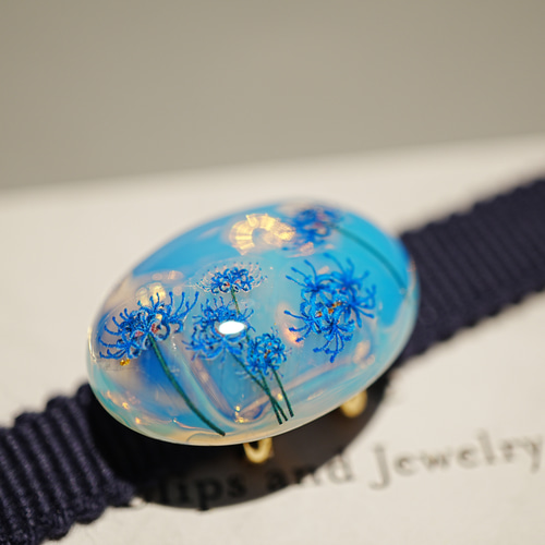 納得できる割引 天然石オパールと青い彼岸花の帯留め ブローチ ポニーフック アクセサリー